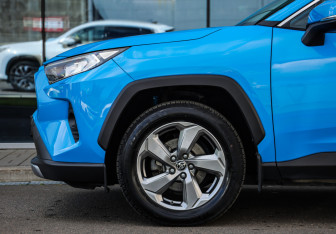 Подержанный автомобиль Toyota RAV4 2021 года (10 фото)