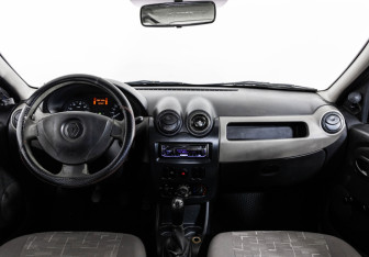 Подержанный автомобиль Renault Logan Sedan 2011 года (10 фото)