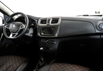 Подержанный автомобиль Renault Sandero 2018 года (9 фото)