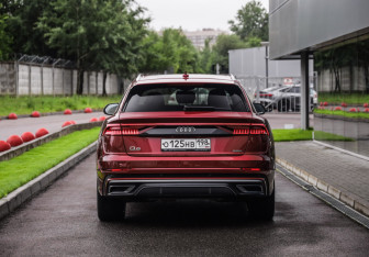 Подержанный автомобиль Audi Q8 2020 года (7 фото)