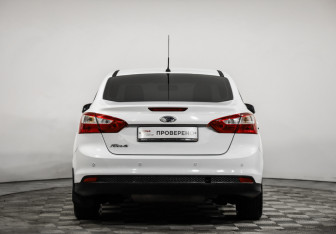 Подержанный автомобиль Ford Focus Sedan 2013 года (6 фото)
