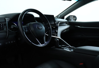 Подержанный автомобиль Toyota Camry Sedan 2021 года (14 фото)