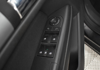 Подержанный автомобиль Opel Astra Sedan 2012 года (16 фото)