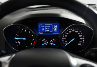 Подержанный автомобиль Ford Kuga 2015 года (12 фото)