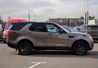 Подержанный автомобиль Land Rover Discovery 2017 года (6 фото)