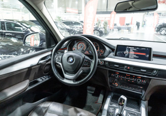 Подержанный автомобиль BMW X5 2015 года (20 фото)