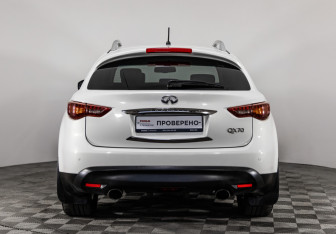 Подержанный автомобиль Infiniti QX70 2013 года (6 фото)