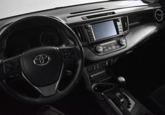 Подержанный автомобиль Toyota RAV4 2017 года (14 фото)