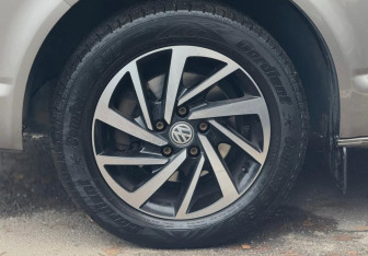 Подержанный автомобиль Volkswagen Caravelle 2019 года (8 фото)