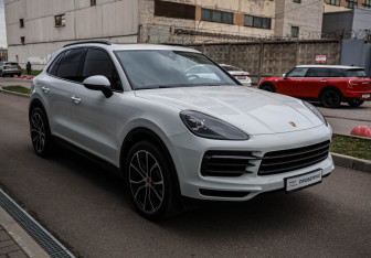Подержанный автомобиль Porsche Cayenne 2019 года (3 фото)