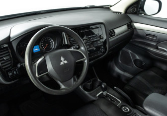 Подержанный автомобиль Mitsubishi Outlander 2013 года (11 фото)