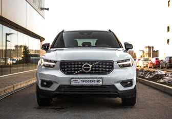 Подержанный автомобиль Volvo XC40 2021 года (3 фото)