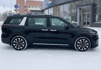 Подержанный автомобиль Kia Carnival 2022 года (3 фото)