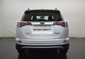 Подержанный автомобиль Toyota RAV4 2017 года (6 фото)