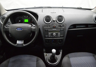 Подержанный автомобиль Ford Fusion 2006 года (14 фото)