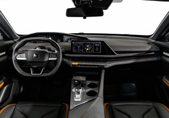 Подержанный автомобиль Changan UNI-V 2023 года (15 фото)