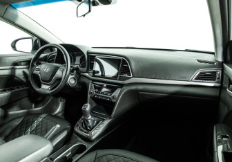 Подержанный автомобиль Hyundai Elantra Sedan 2017 года (9 фото)
