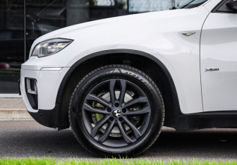 Подержанный автомобиль BMW X6 2013 года (10 фото)