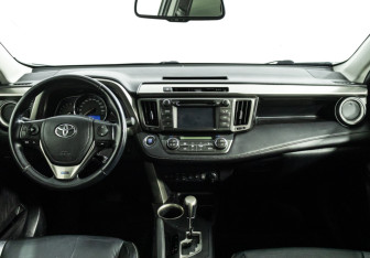 Подержанный автомобиль Toyota RAV4 2013 года (13 фото)