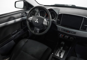 Подержанный автомобиль Mitsubishi Lancer Sedan 2010 года (8 фото)
