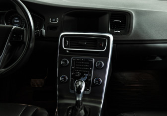Подержанный автомобиль Volvo S60 2014 года (14 фото)