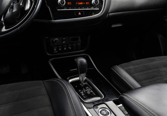 Подержанный автомобиль Mitsubishi Outlander 2021 года (14 фото)