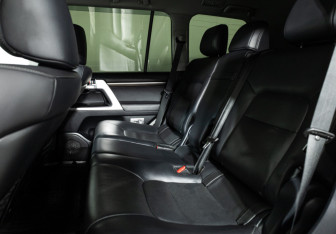 Подержанный автомобиль Toyota Land Cruiser Suv 2018 года (10 фото)