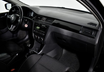 Подержанный автомобиль Skoda Rapid Liftback 2015 года (13 фото)