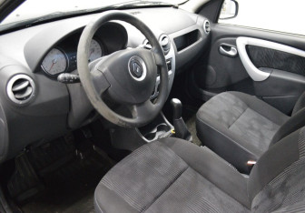 Подержанный автомобиль Renault Sandero 2011 года (10 фото)