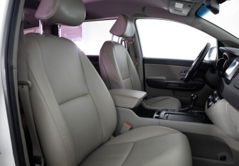 Подержанный автомобиль Kia Carnival 2016 года (18 фото)