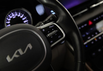 Подержанный автомобиль Kia Carnival 2023 года (21 фото)