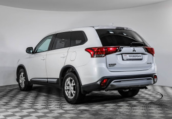 Подержанный автомобиль Mitsubishi Outlander 2018 года (7 фото)