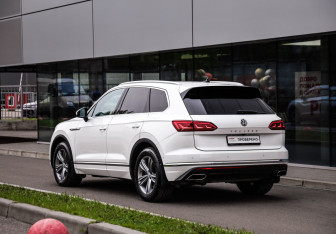 Подержанный автомобиль Volkswagen Touareg 2020 года (8 фото)