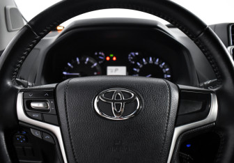 Подержанный автомобиль Toyota Land Cruiser Prado 2019 года (18 фото)