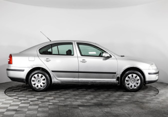 Подержанный автомобиль Skoda Octavia Liftback 2005 года (4 фото)