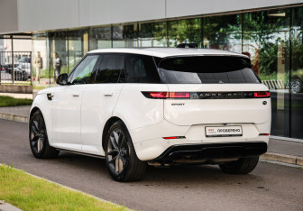 Подержанный автомобиль Land Rover Range Rover Sport 2022 года (8 фото)