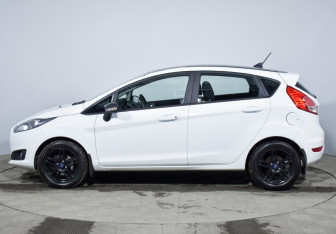 Подержанный автомобиль Ford Fiesta Hatchback 2017 года (8 фото)