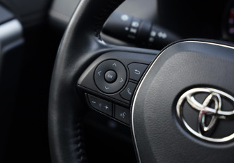 Подержанный автомобиль Toyota RAV4 2021 года (14 фото)