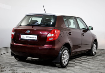 Подержанный автомобиль Skoda Fabia Hatchback 2012 года (5 фото)