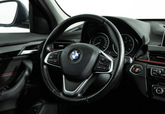 Подержанный автомобиль BMW X1 2017 года (21 фото)