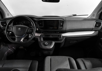Подержанный автомобиль Peugeot Traveller 2021 года (15 фото)