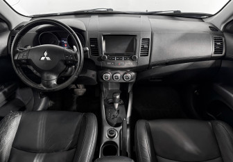 Подержанный автомобиль Mitsubishi Outlander 2012 года (14 фото)