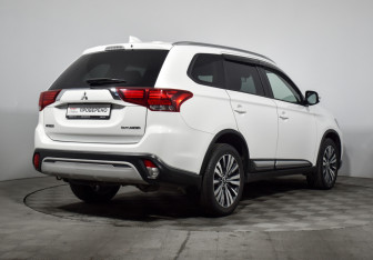 Подержанный автомобиль Mitsubishi Outlander 2019 года (5 фото)