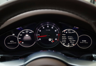 Подержанный автомобиль Porsche Cayenne 2018 года (15 фото)