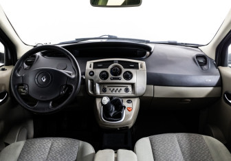 Подержанный автомобиль Renault Scenic 2006 года (10 фото)