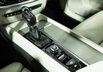 Подержанный автомобиль Volvo V60 2018 года (16 фото)