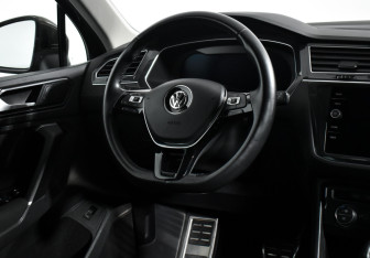 Подержанный автомобиль Volkswagen Tiguan 2018 года (17 фото)