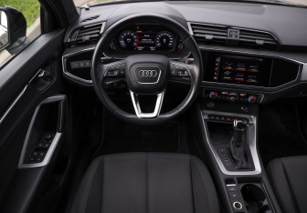 Подержанный автомобиль Audi Q3 2020 года (12 фото)
