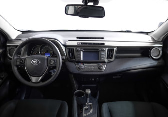 Подержанный автомобиль Toyota RAV4 2013 года (8 фото)