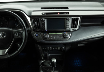 Подержанный автомобиль Toyota RAV4 2018 года (14 фото)